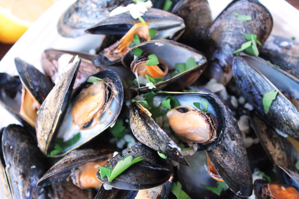 Paleo Mussels in White Wine (Moules Marinière) | Kit's Coastal | #kitscoastal #coastalpaleo #paleo #healthyeating #glutenfree #dairyfree
